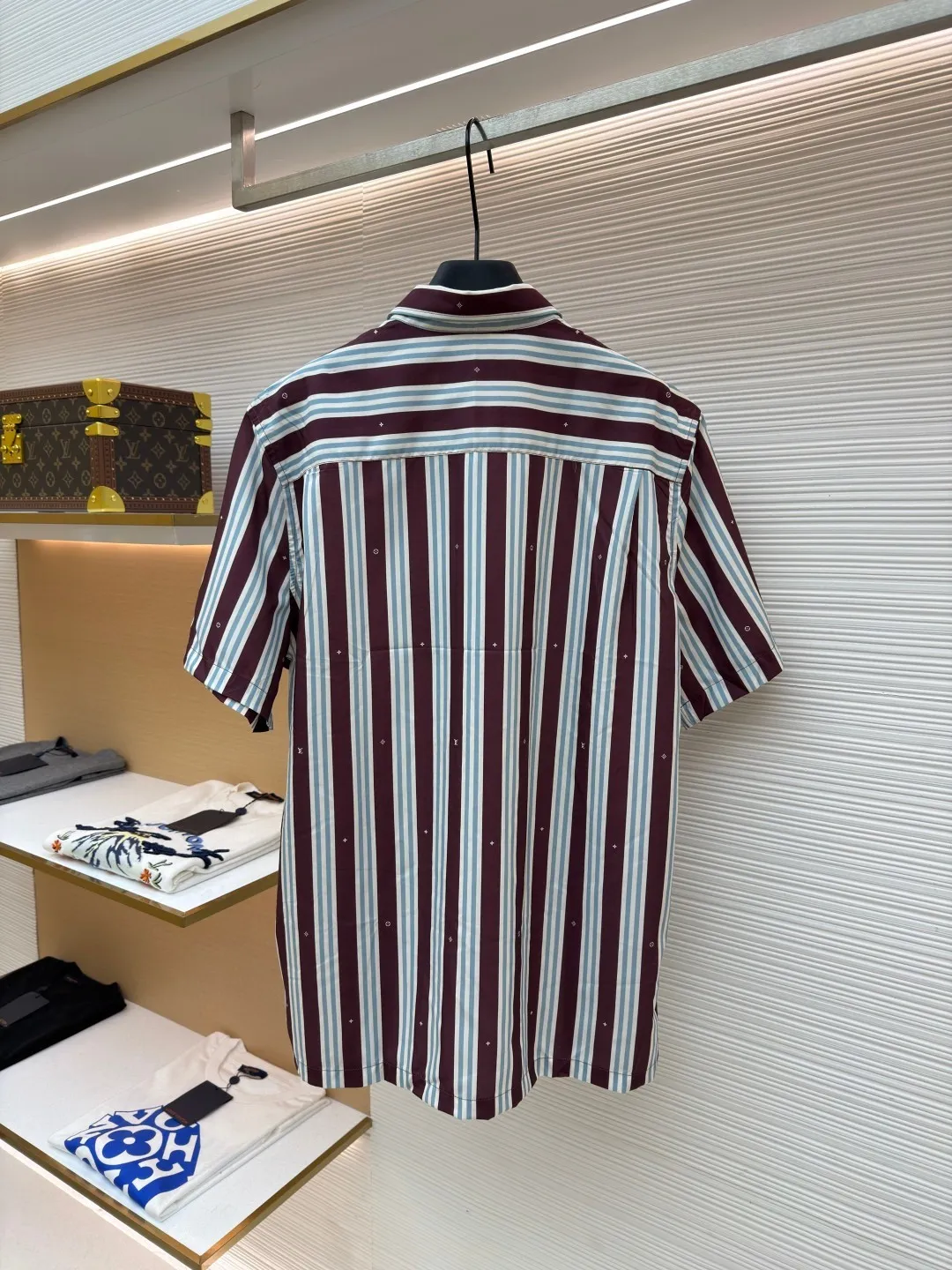 LOUIS VUITTON striped short-sleeved shirt ●Original version: Purchased and developed for 10300 ●Item number: 1682488-A45 ●Fabric: cotton blended fabric ●Technology: made on positioning cutting machine ●Color: brown ●Version: fitted version ●Weight: about 185 grams ●Size: S-M-L-XL ●Description: This style of LOUIS VUITTON striped short-sleeved shirt is made of high-quality woven fabric as the base, and uses direct-injection technology to restore the classic striped pattern. The color reproduction is high, the pattern is delicate and firm, and it is not easy to fade or smudge. The splicing parts of the body are all processed by hand-made overlock sewing technology, and the stitching is smooth and dense, which effectively prevents the edges of the fabric from fuzzing and improves the overall durability. The shirt has a standard lapel shape, with a crisp collar that is not easily deformed. Customized hardware is used for the buttons at the placket, which has a thick texture and good gloss. The length, bust and other sizes increase from S to XL. The measurement error of 1~3CM is within the normal range. It is recommended to hand wash and maintain it to maintain the shape and pattern. It can be easily used in both leisure and light business scenes. The overall wiring is straight and delicate, the fabric is comfortable and soft, and the color is consistent without color difference. It can be matched with the same style to create a fashionable look and control various occasions. Customized accessories, complete with three standards, same style for men and women!